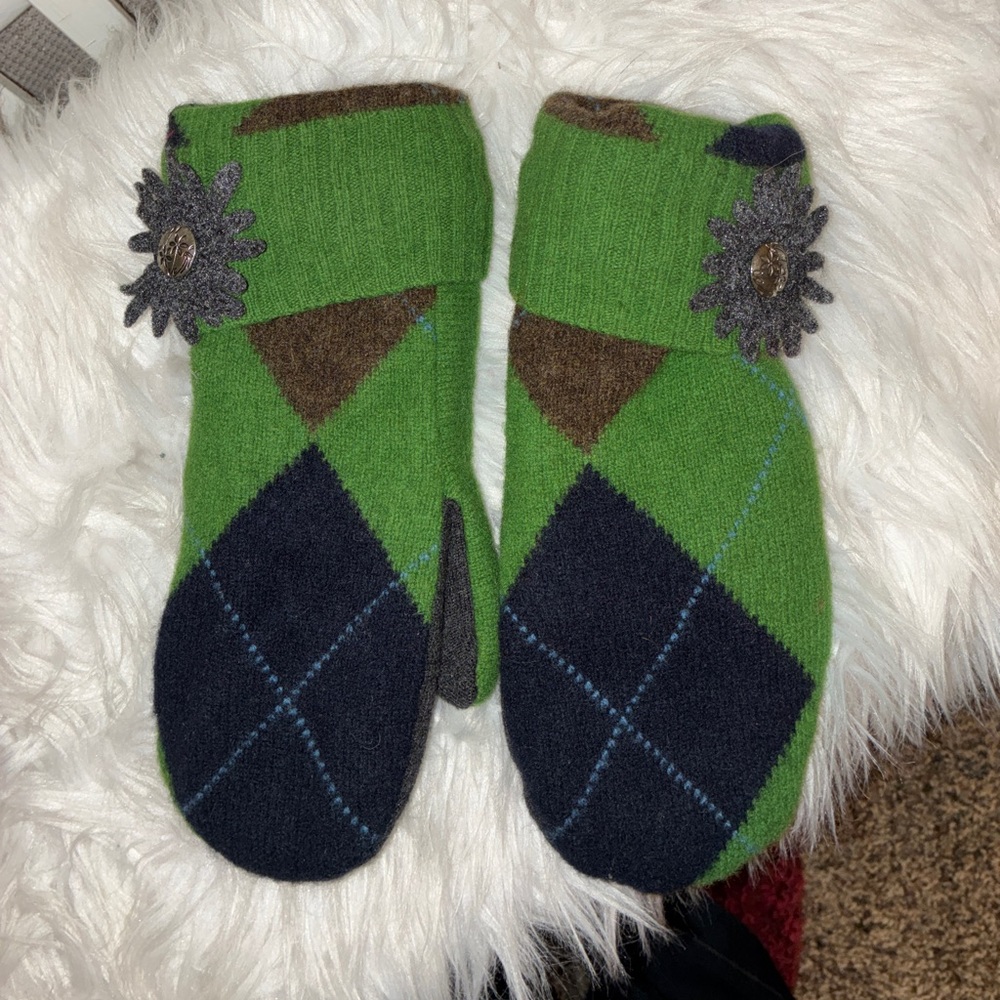 Artwork Mittens/Gloves gently‎ used.